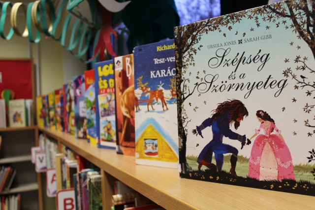 Kihelyezett könyvajánló a gyermekkönyvtárban