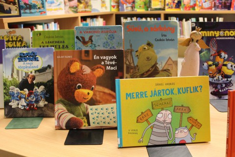 Kihelyezett könyvajánló a gyermekkönyvtárban