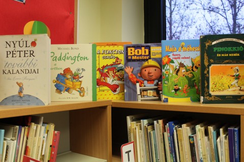 Kihelyezett könyvajánló a gyermekkönyvtárban