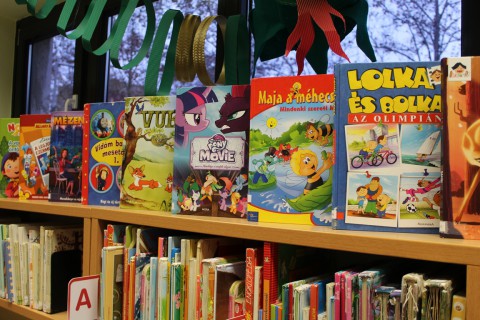 Kihelyezett könyvajánló a gyermekkönyvtárban