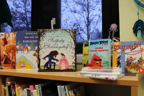Kihelyezett könyvajánló a gyermekkönyvtárban