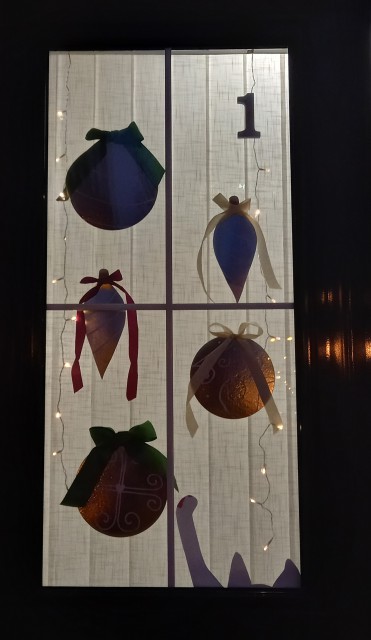 Ferenczik-Lévai Fanni díszítette fel az első ablakot.