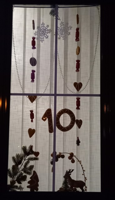 Ezt az ablakot Losonczi Benjáminné díszítette.