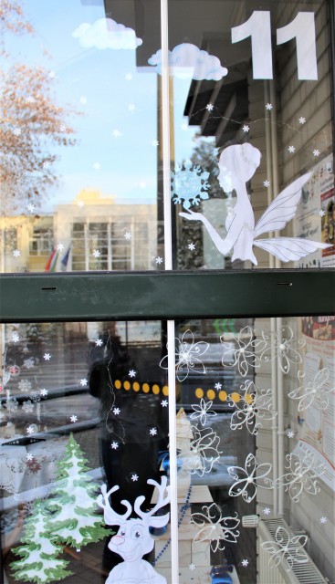 A Tiszaszederkényi Fiókkönyvtár könyvtárosainak kreativitása ez az ablak.