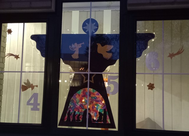 Ezeket az ablakokat Barnóczki Ulrike gyermekkönyvtárosunk által vezetett 