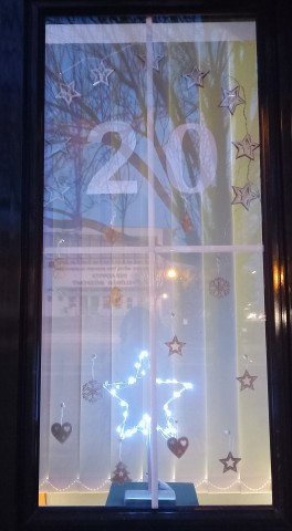 Molnár-Vaskó Edit díszítette ezt az ablakot. Köszönjük ?