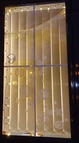 A Tiszaújvárosi Nyugdíjasok Egyesületének Ügyes Kezek Kézműves csoportja díszítette fel ezt az ablakot.