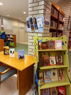 A kihelyezett könyvek a Kortárs szerzők polcon