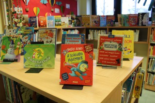 Kihelyezett könyvajánló a gyermekkönyvtárban