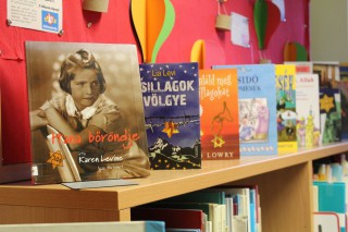 Kihelyezett könyvajánló a gyermekkönyvtárban