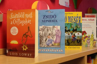 Kihelyezett könyvajánló a gyermekkönyvtárban