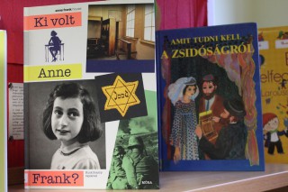 Kihelyezett könyvajánló a gyermekkönyvtárban