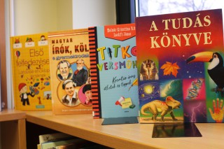 Kihelyezett könyvajánló a gyermekkönyvtárban