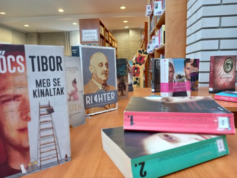 A kihelyezett könyvek a Kortárs szerzők polcon