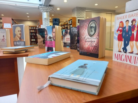 A kihelyezett könyvek a Kortárs szerzők polcon