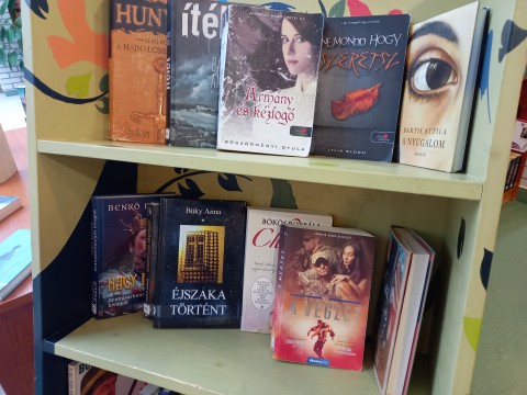 A kihelyezett könyvek a Kortárs szerzők polcon