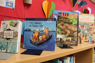 Kihelyezett könyvajánló a gyermekkönyvtárban