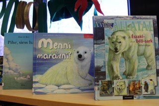 Kihelyezett könyvajánló a gyermekkönyvtárban