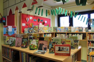 Kihelyezett könyvajánló a gyermekkönyvtárban