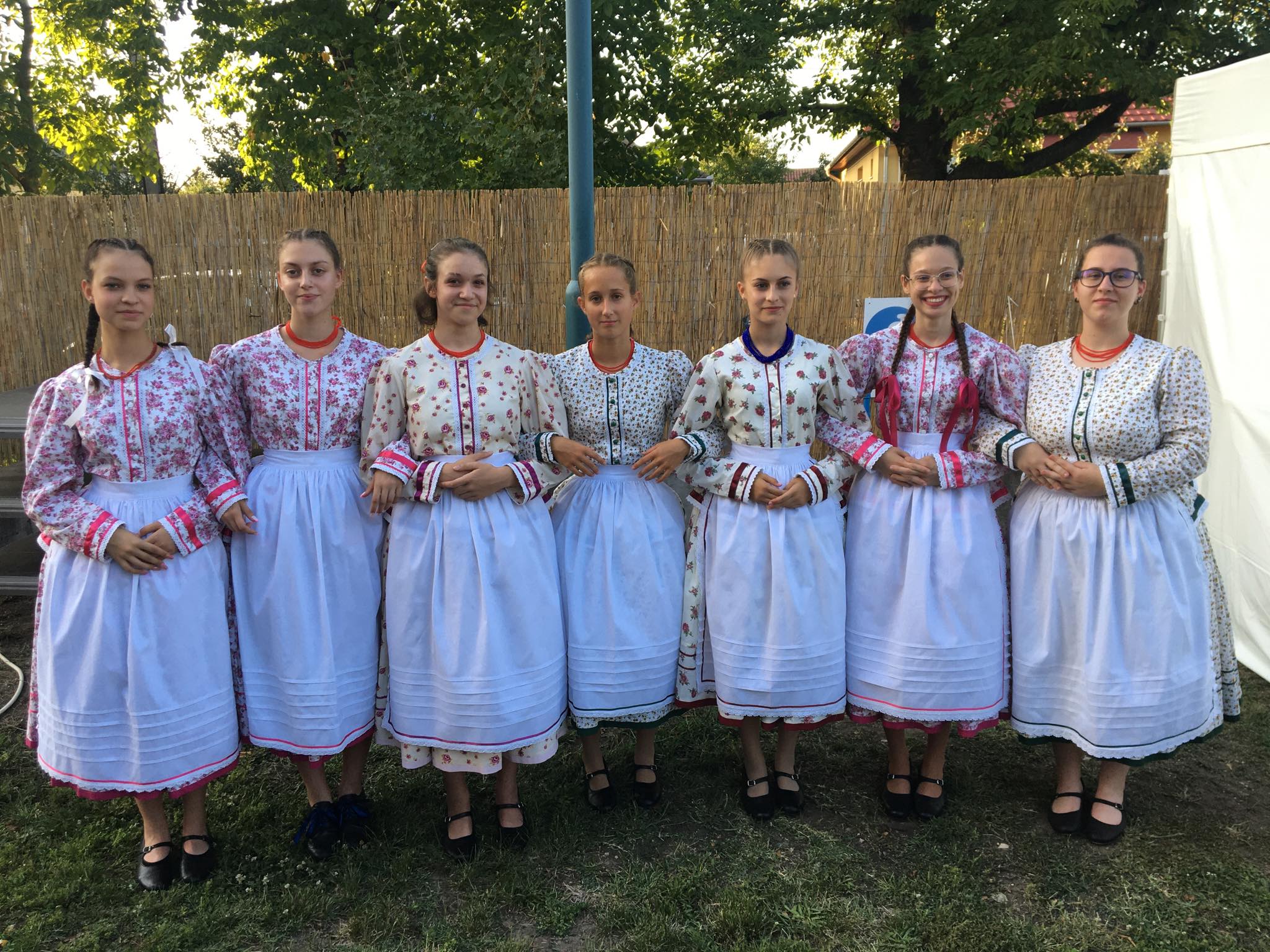 Szatmári viseletben a lányok