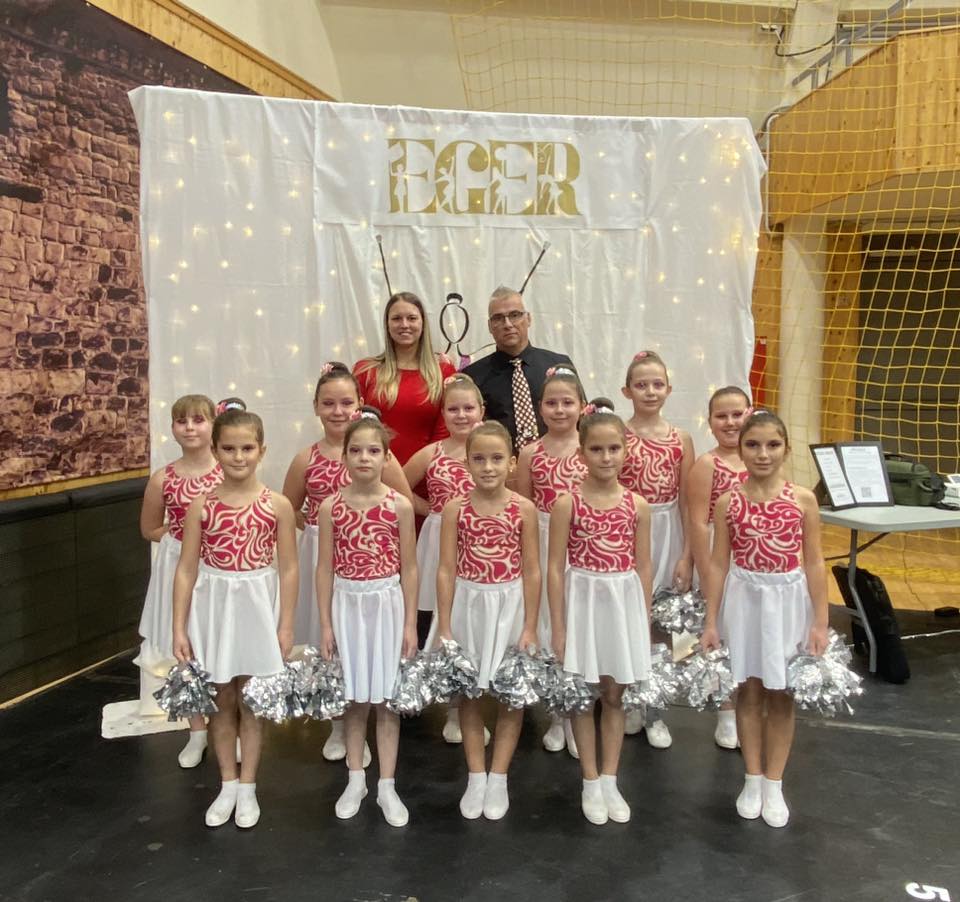 Gyermek Mazsorett Csoport csoportkép az oktatókkal az Egri szakmai fesztiválon