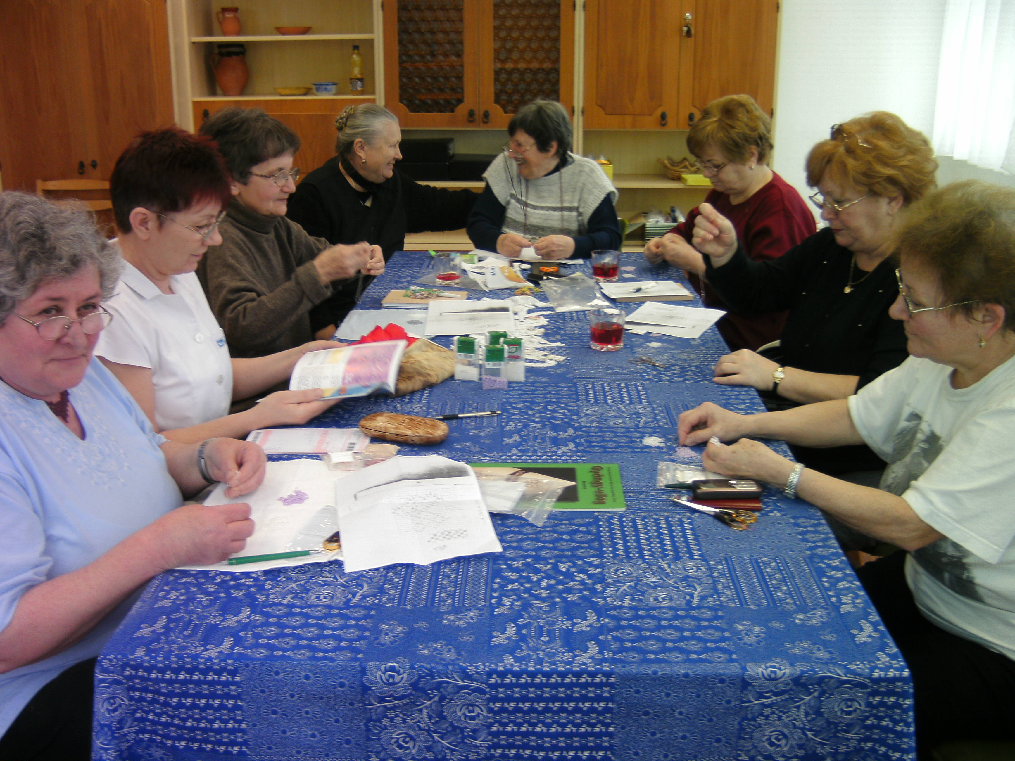 A szakkör tagjai gyöngyöt fűznek