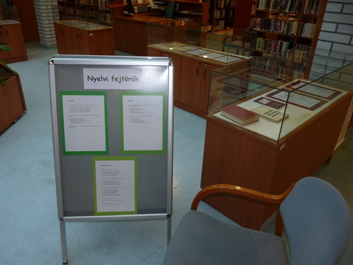 A kiállítás képei a könyvtárban