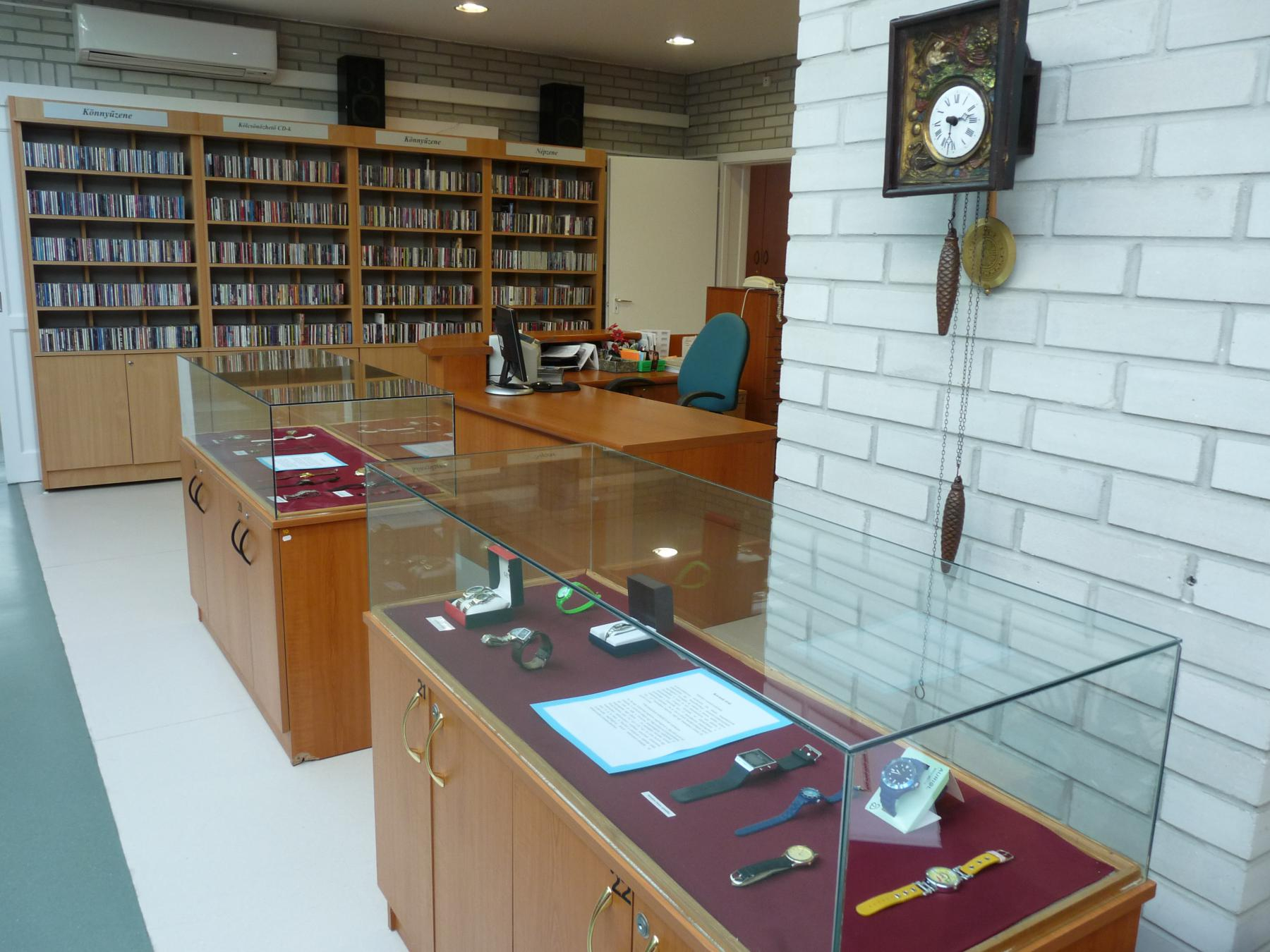 Órák a könyvtárban - kiállítás a könyvtárban