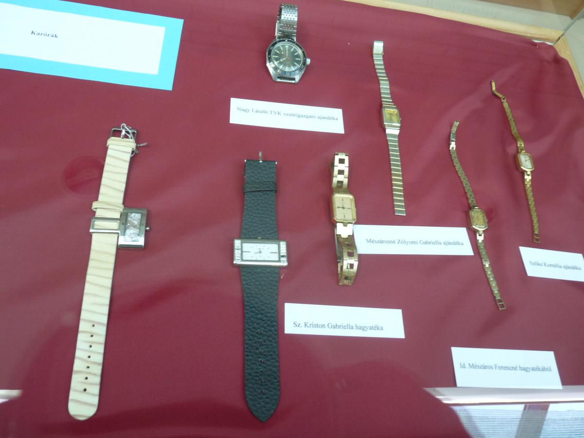 Órák a könyvtárban - kiállítás a könyvtárban