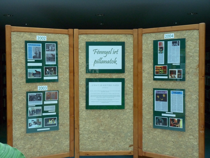 A kiállítás képei a könyvtárban