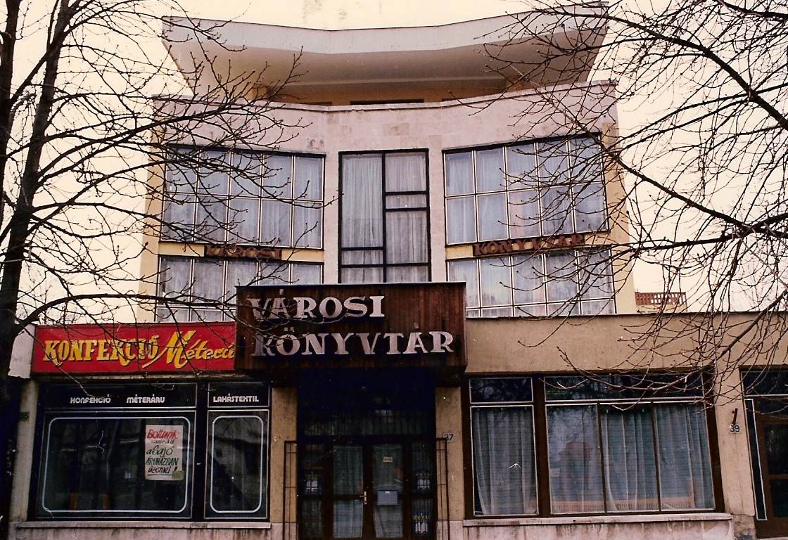 A Városi Könyvtár bejárati ajtajának áthelyezése a Széchenyi úti oldalra  (1985)