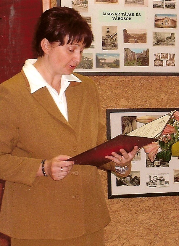 Tompáné Mészáros Hedvig a könyvtár igazgatója